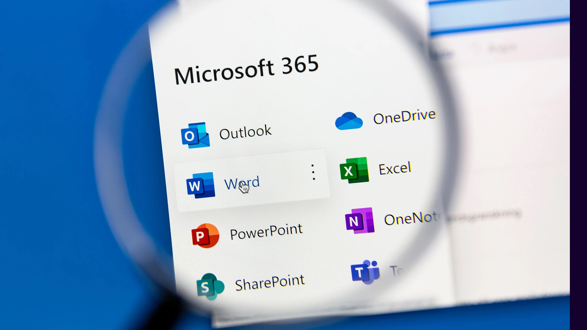 Microsoft 365-Anwendungssymbole, einschließlich Word, Excel, PowerPoint und OneDrive, unter einer Lupe betrachtet.