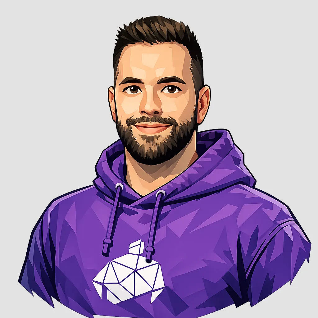 Porträt von Florian in einem lila Hoodie mit geometrischem Logo auf grauem Hintergrund.