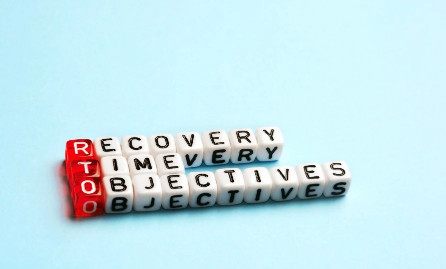 Bunte Buchstabenwürfel, die die Begriffe RTO, Recovery Time Objectives und Time Objectives darstellen.