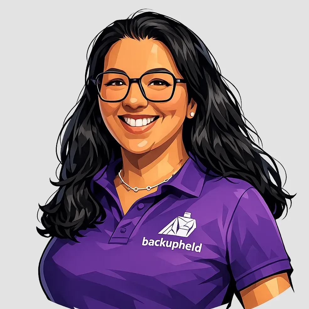 Illustration einer Frau mit langen, schwarzen Haaren in einem lila Hemd mit dem Logo von backupheld.